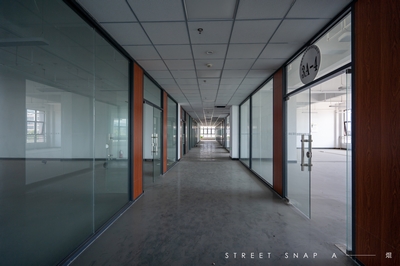 nEO_IMG_商業(yè)辦公樓內部.jpg